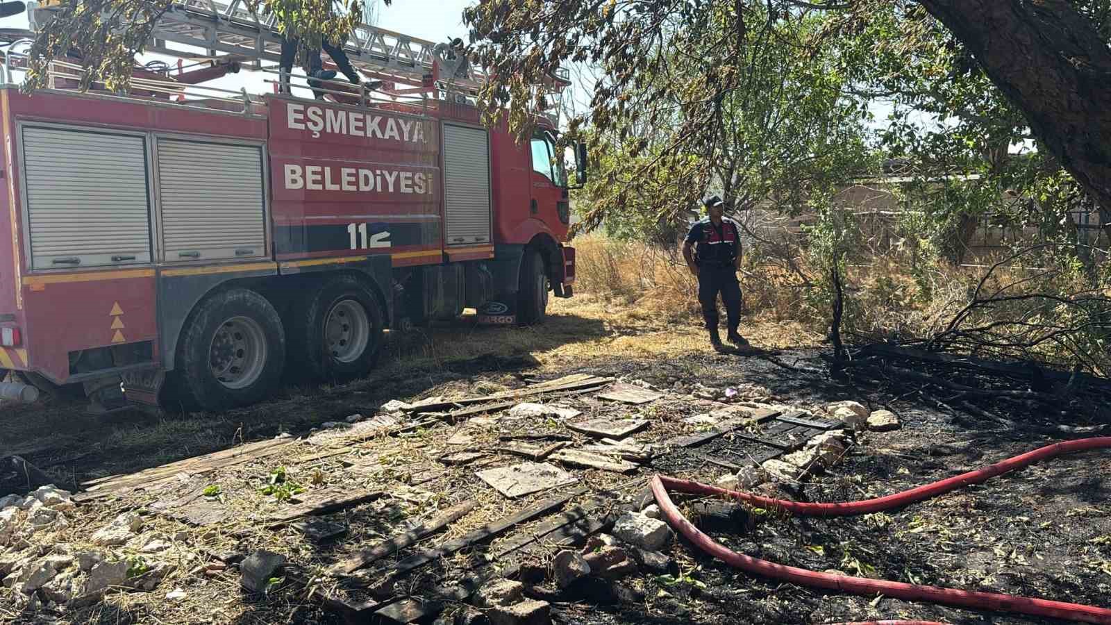 Bahçede tutuşan otlar müstakil evde yangın çıkardı