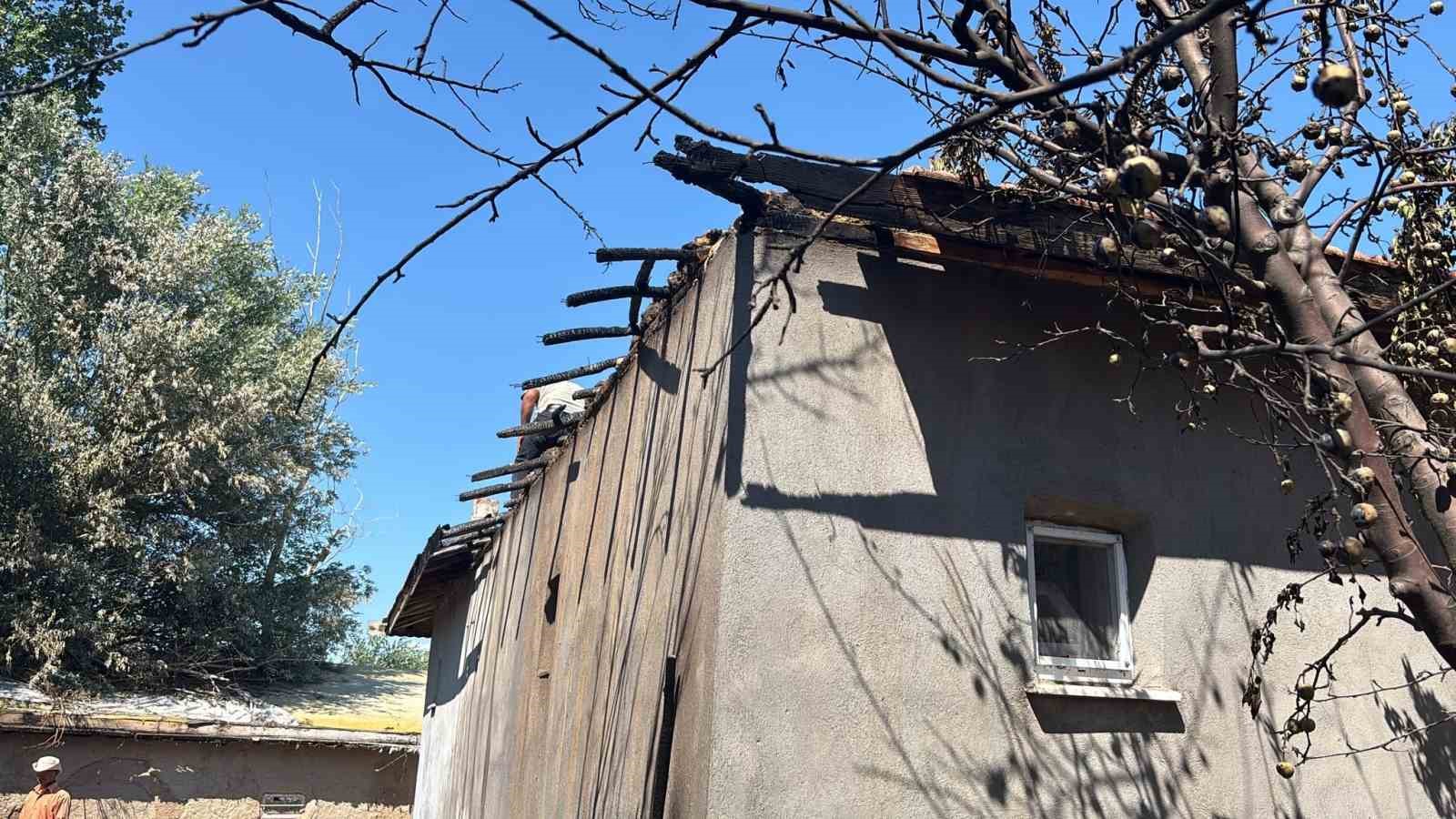 Bahçede tutuşan otlar müstakil evde yangın çıkardı