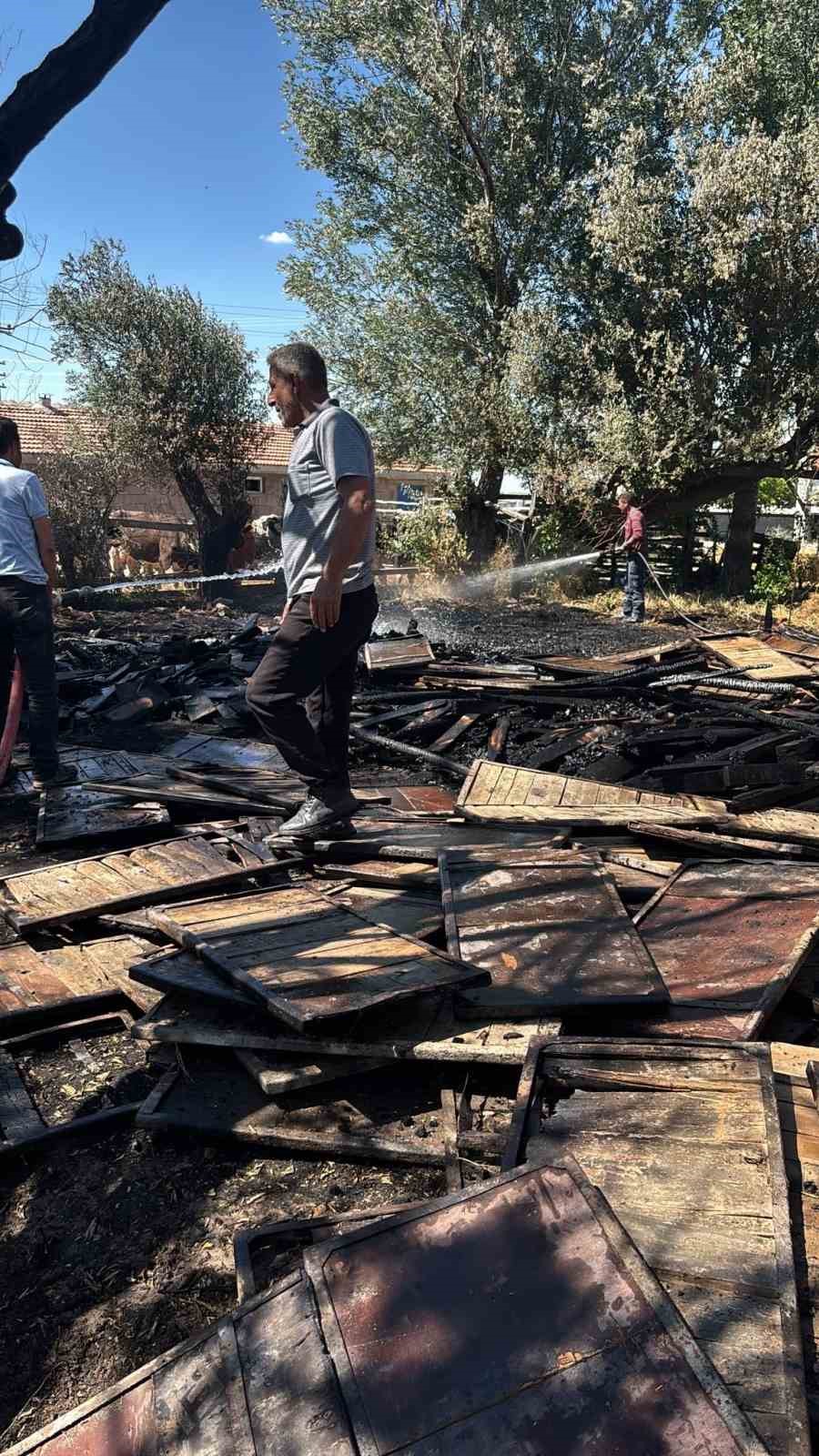 Bahçede tutuşan otlar müstakil evde yangın çıkardı