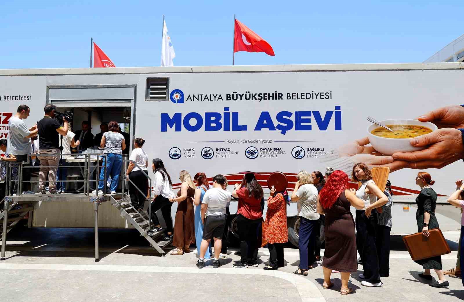 Büyükşehir Belediyesi’nden aşure ikramı