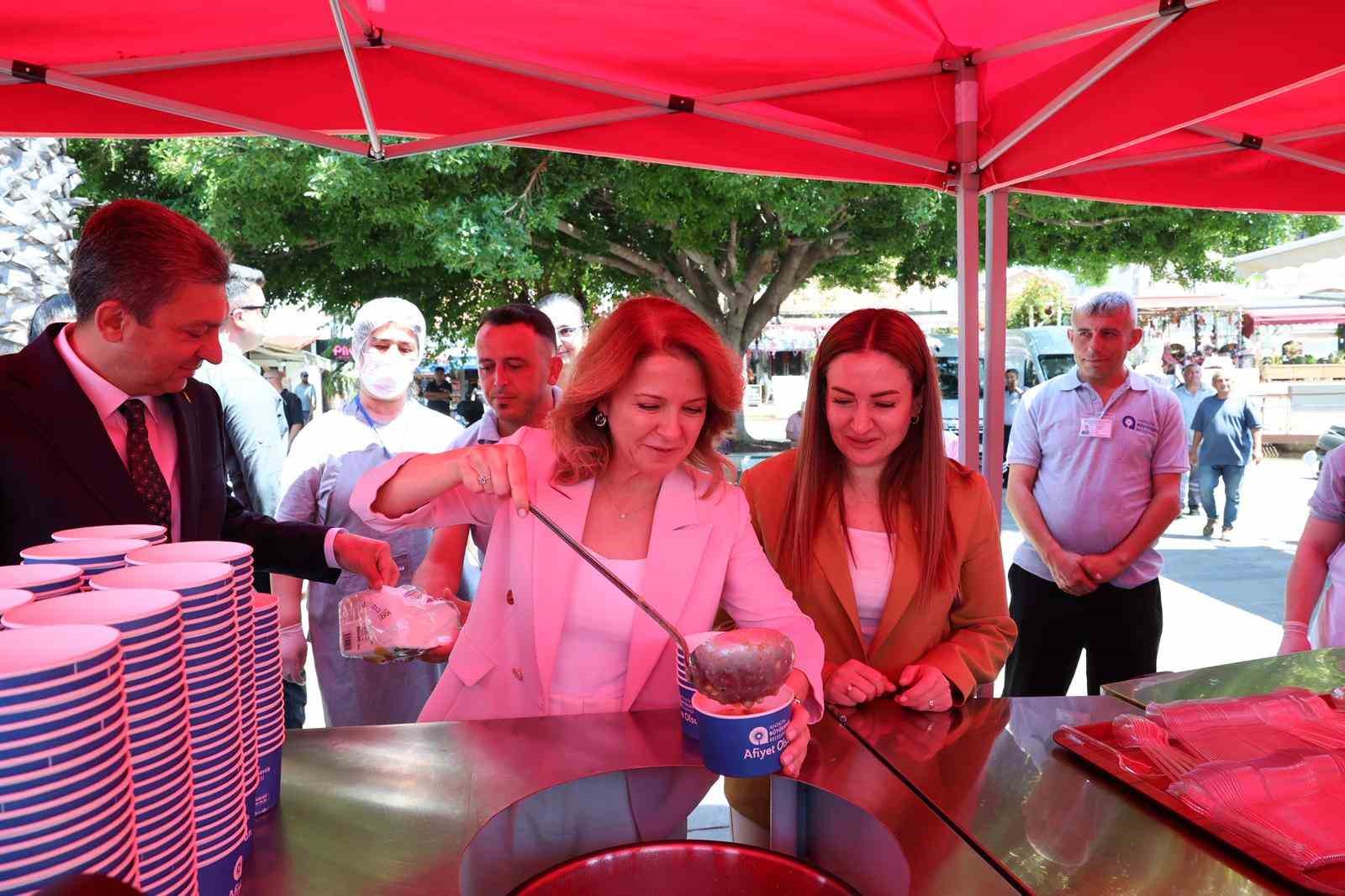 Büyükşehir Belediyesi’nden aşure ikramı