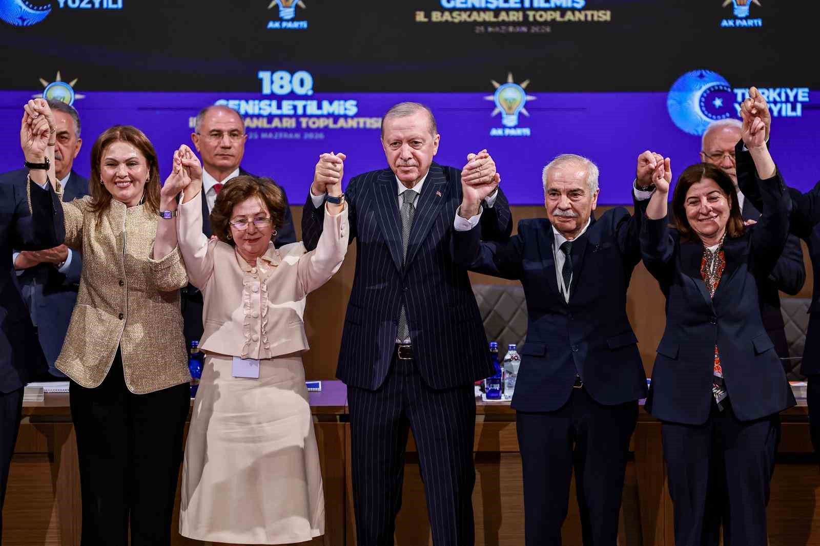 AK Parti’ye katılan Keşan Belediye Başkanı’nın rozetini Cumhurbaşkanı Erdoğan taktı