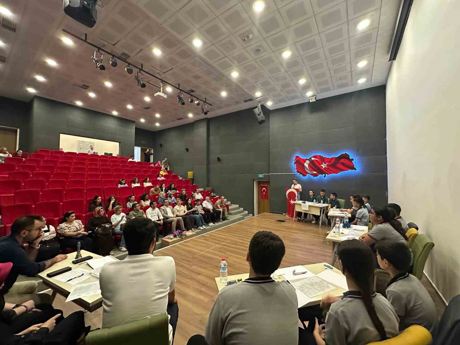 Ortaokullarda bilgi yarışmasının şampiyonu Emcelli Ortaokulu oldu