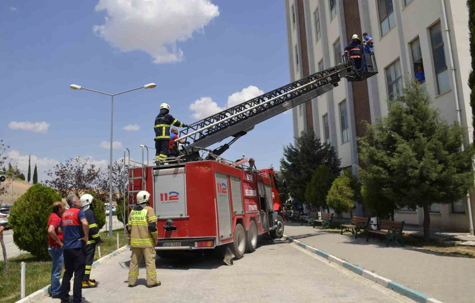 Devlet hastanesindeki acil durum tatbikatı gerçeği aratmadı