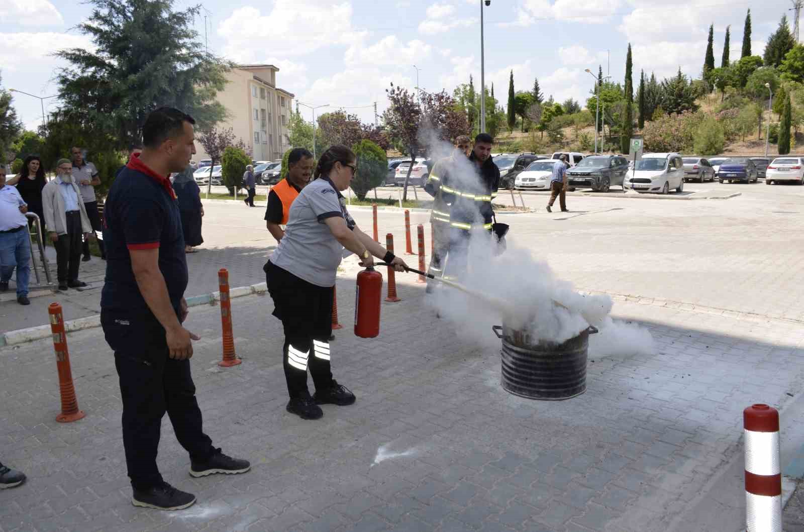 Devlet hastanesindeki acil durum tatbikatı gerçeği aratmadı