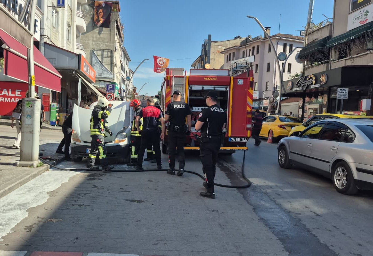 Seyir halindeki araçta yangın çıktı