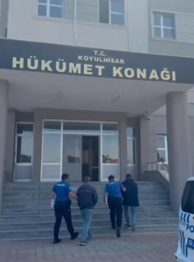 Durdurulan iki tırda 27 düzensiz göçmen yakalandı