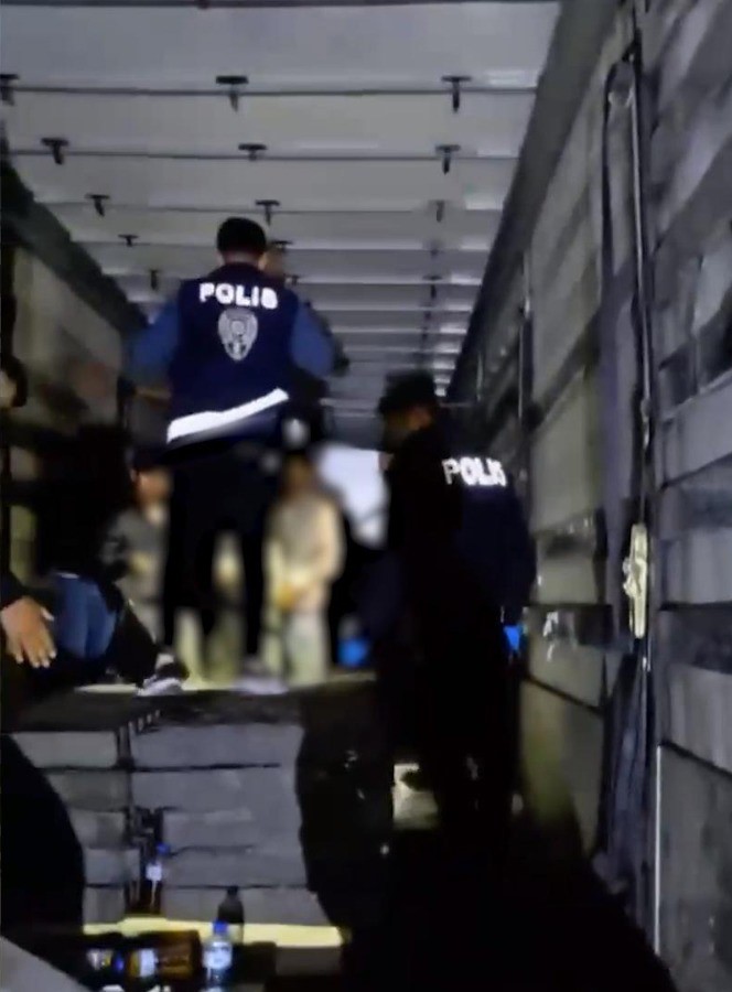 Durdurulan iki tırda 27 düzensiz göçmen yakalandı