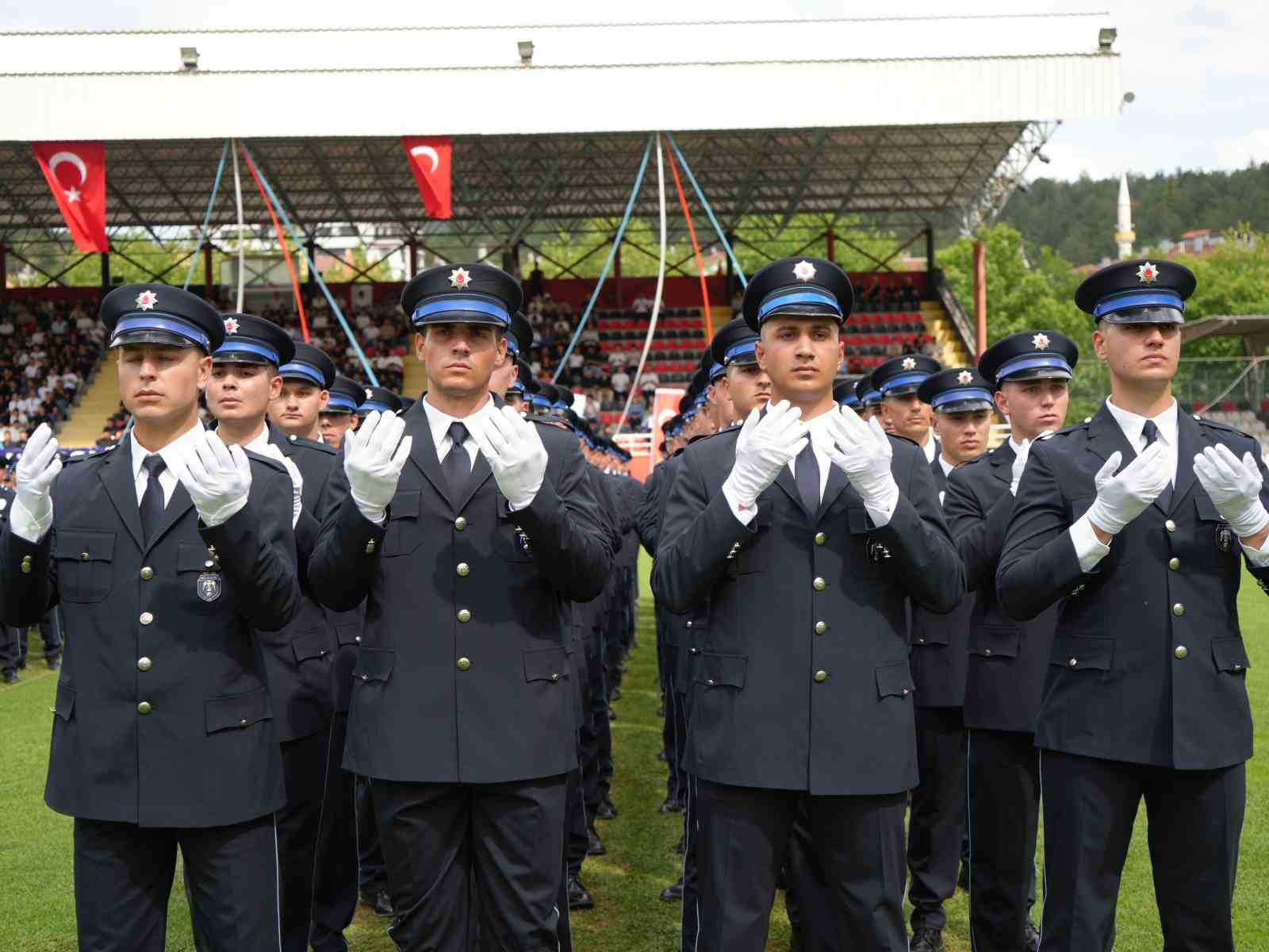 Kastamonu’da eğitimlerini tamamlayan 479 polis adayı törenle mezun oldu