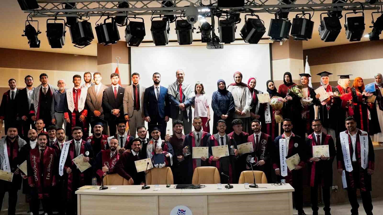 KBÜ’de Filistinli öğrenciler mezuniyet sevinci yaşadı