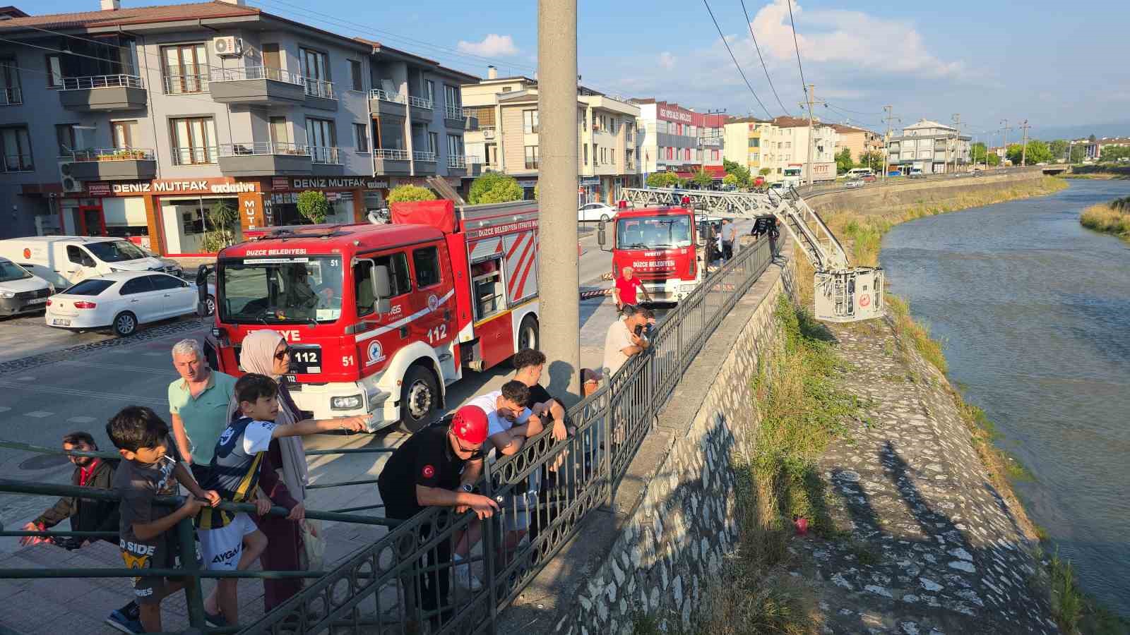Öz çekim yaparken köprüden düşen genç kız yaralandı