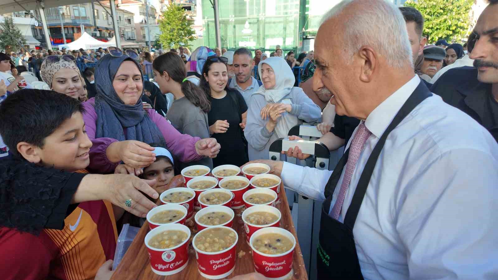 Ümraniye "Aynı Kazanda, Aynı Gönülde" buluştu: 20 bin kişiye aşure ikram edildi