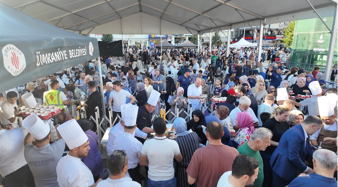 Ümraniye "Aynı Kazanda, Aynı Gönülde" buluştu: 20 bin kişiye aşure ikram edildi