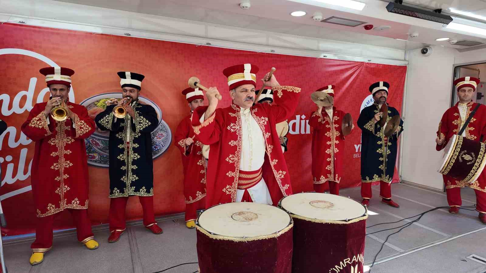 Ümraniye "Aynı Kazanda, Aynı Gönülde" buluştu: 20 bin kişiye aşure ikram edildi