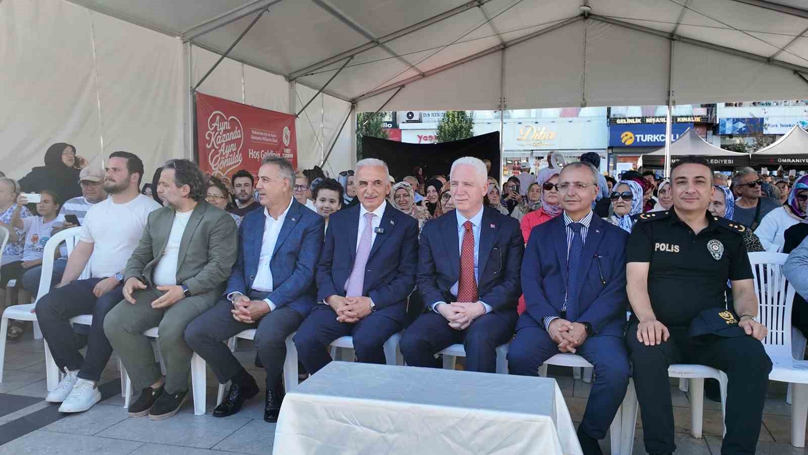 Ümraniye "Aynı Kazanda, Aynı Gönülde" buluştu: 20 bin kişiye aşure ikram edildi