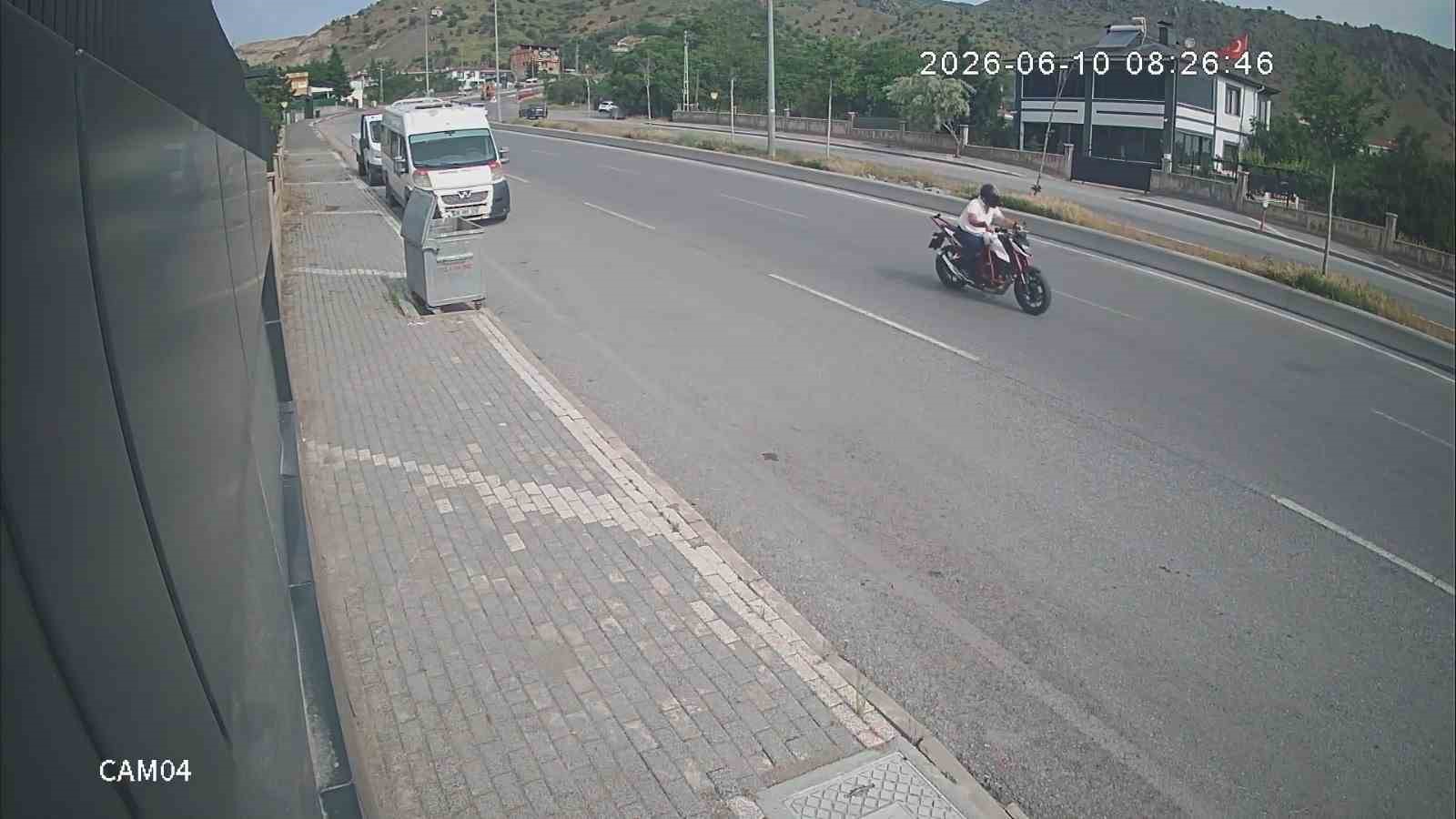 Baba-oğulun yaralandığı trafik kazası kamerada