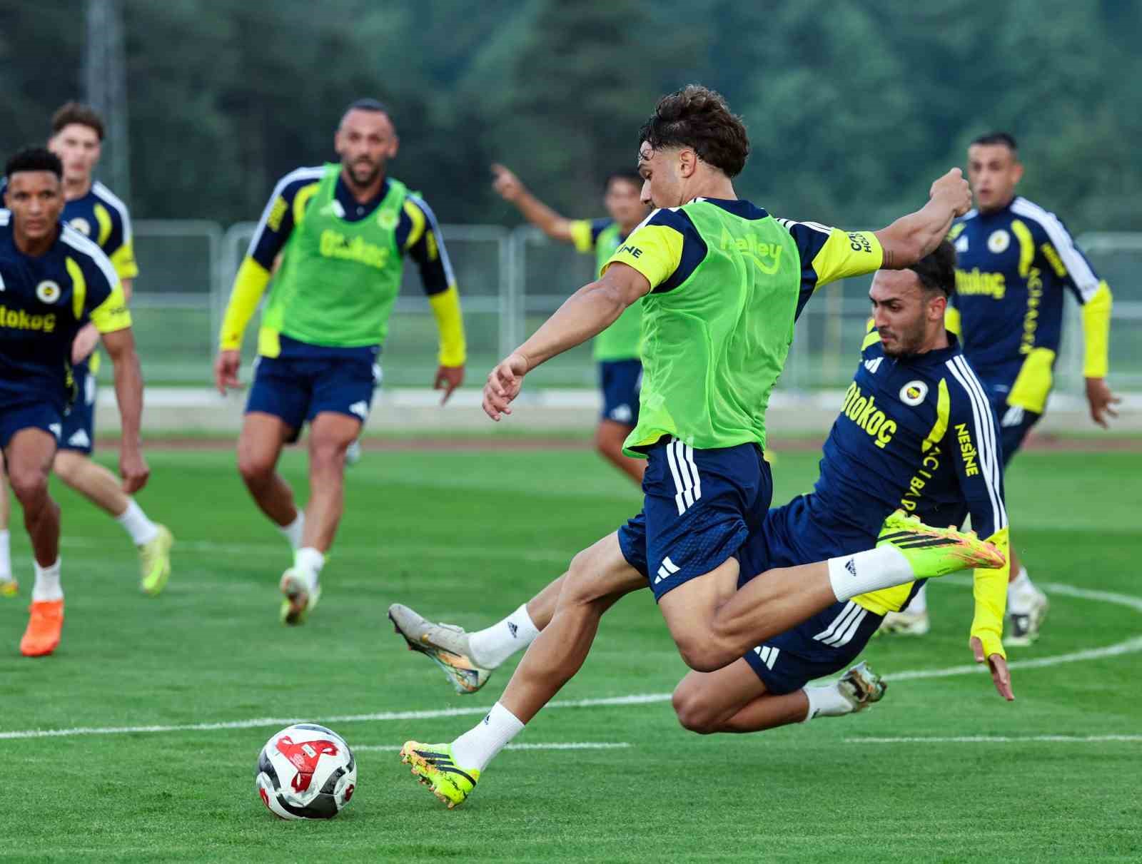 Fenerbahçe, günü çift antrenmanla tamamladı