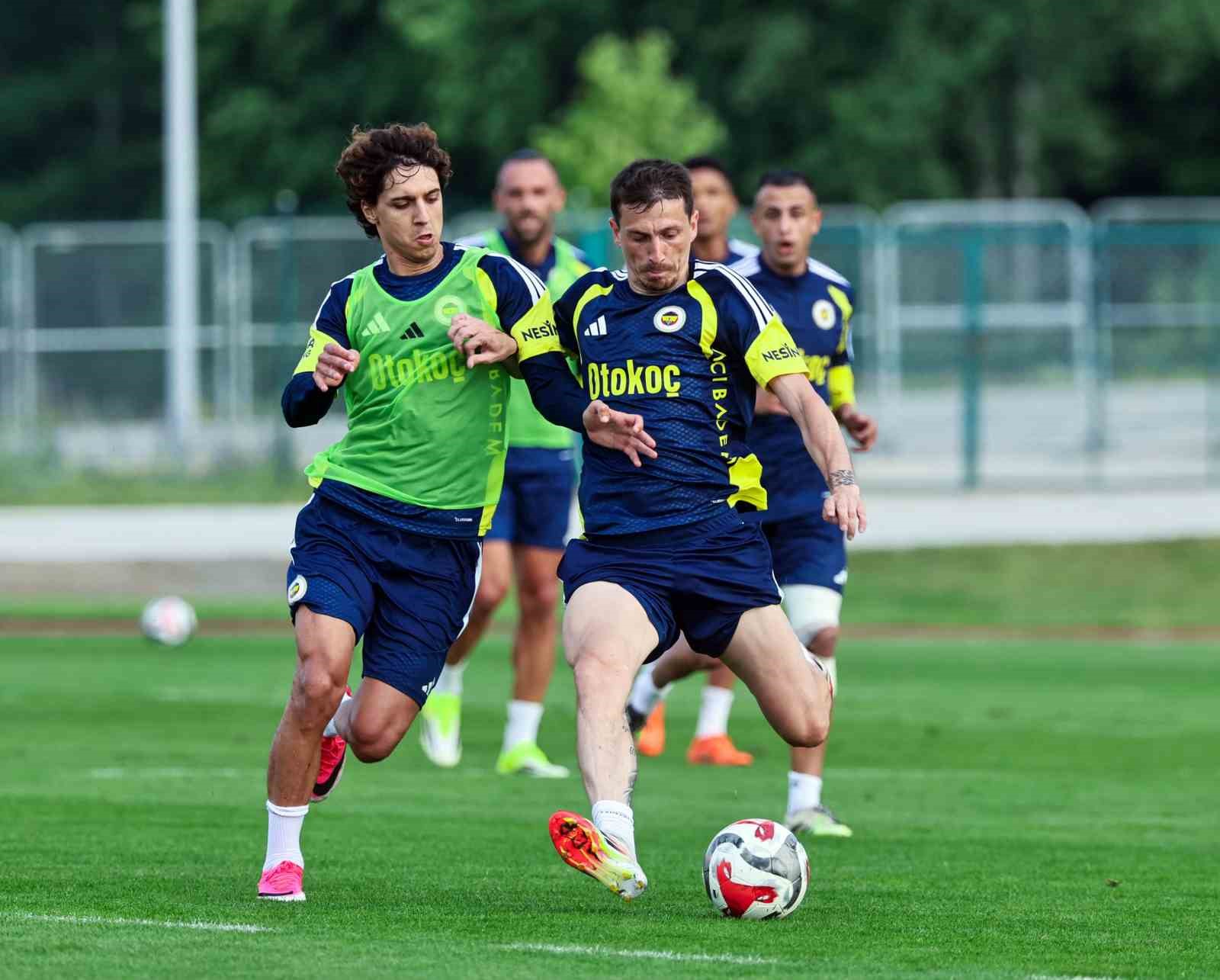 Fenerbahçe, günü çift antrenmanla tamamladı