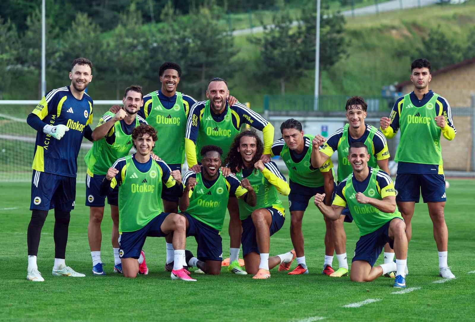 Fenerbahçe, günü çift antrenmanla tamamladı