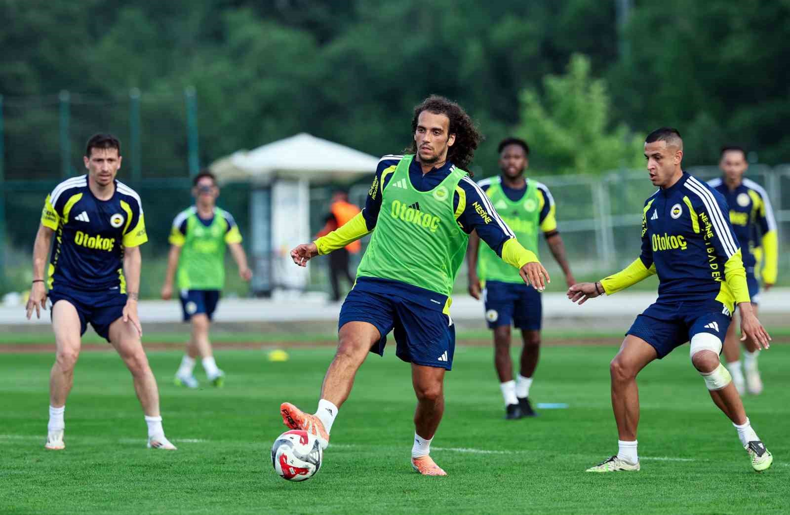 Fenerbahçe, günü çift antrenmanla tamamladı