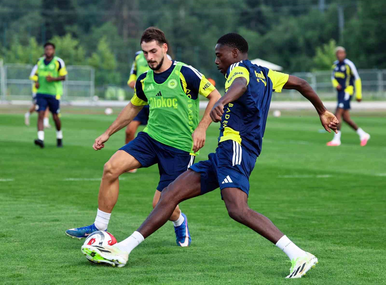 Fenerbahçe, günü çift antrenmanla tamamladı