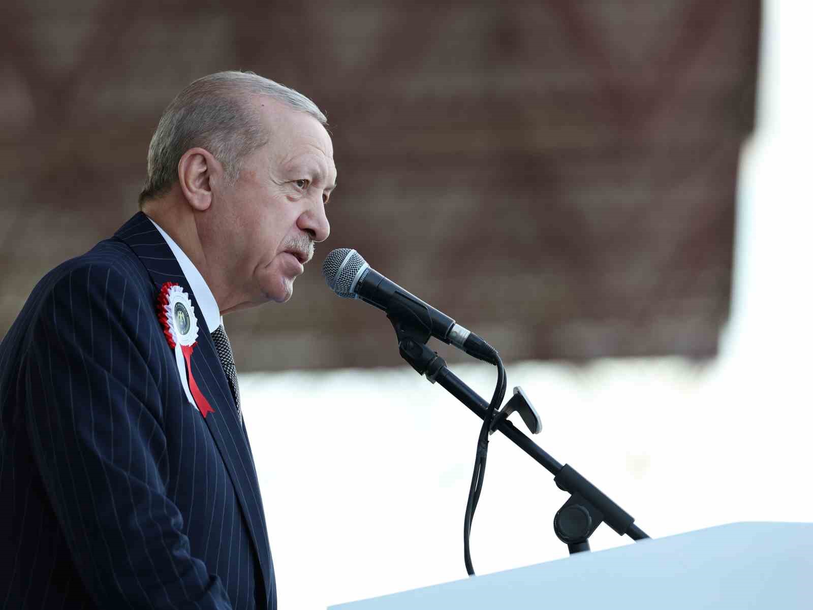 Cumhurbaşkanı Erdoğan: "Zor, hassas ve mesuliyeti fevkalade yüksek bir görevi icra eden emniyet teşkilatımızın talep ve beklentilerini asla göz ardı etmiyoruz"