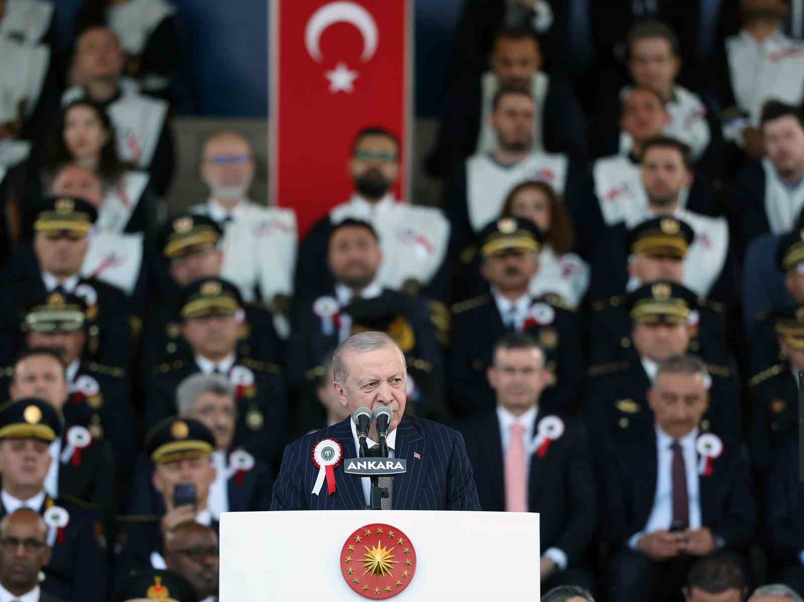 Cumhurbaşkanı Erdoğan: "Zor, hassas ve mesuliyeti fevkalade yüksek bir görevi icra eden emniyet teşkilatımızın talep ve beklentilerini asla göz ardı etmiyoruz"