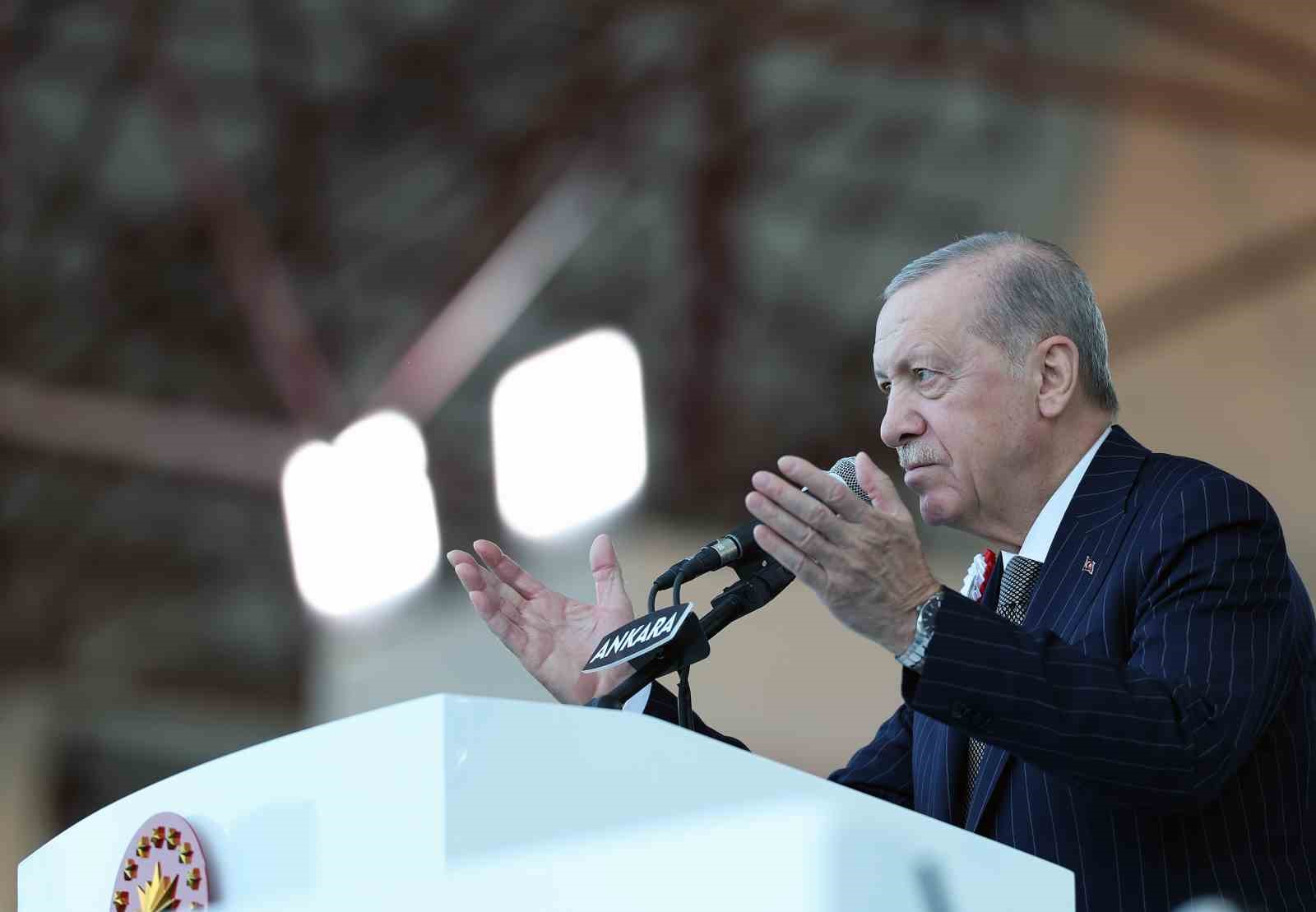 Cumhurbaşkanı Erdoğan: "Zor, hassas ve mesuliyeti fevkalade yüksek bir görevi icra eden emniyet teşkilatımızın talep ve beklentilerini asla göz ardı etmiyoruz"