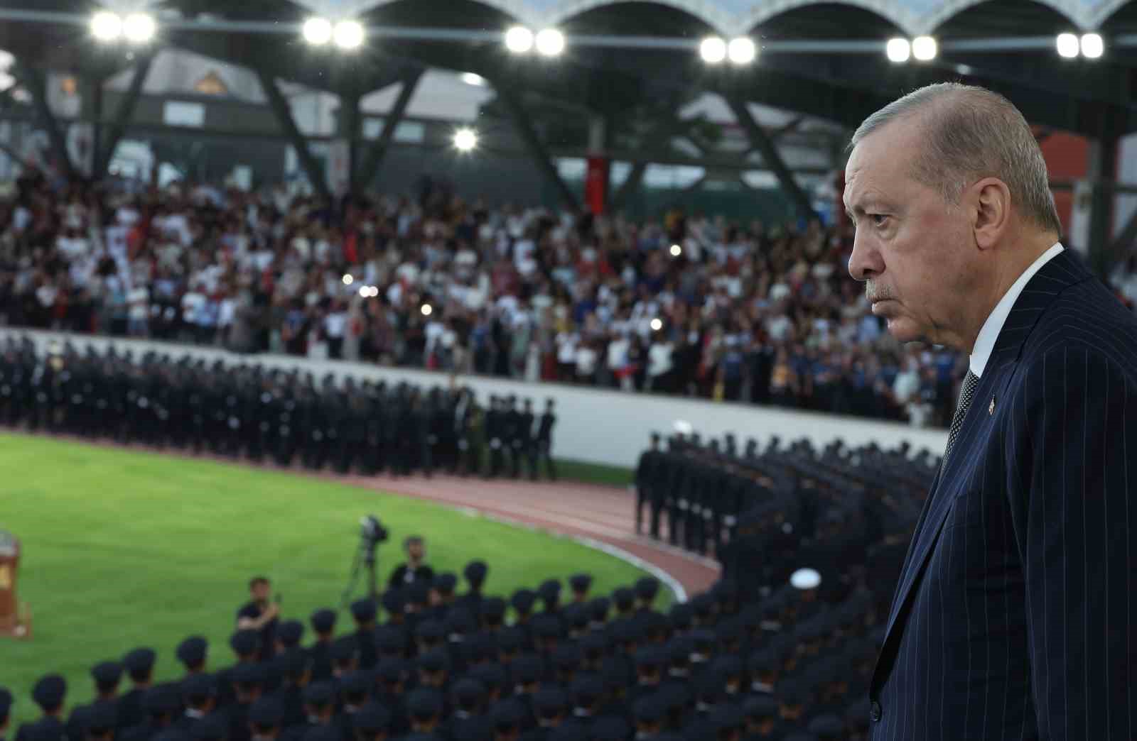 Cumhurbaşkanı Erdoğan: "Zor, hassas ve mesuliyeti fevkalade yüksek bir görevi icra eden emniyet teşkilatımızın talep ve beklentilerini asla göz ardı etmiyoruz"