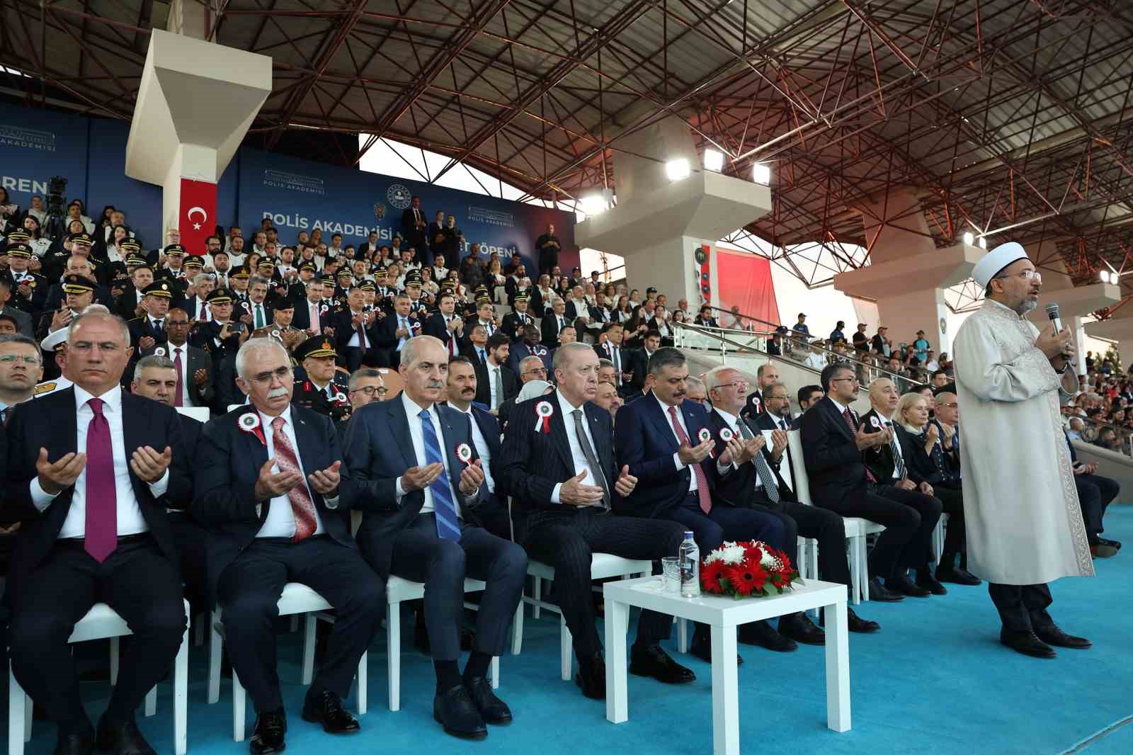 Cumhurbaşkanı Erdoğan: "Zor, hassas ve mesuliyeti fevkalade yüksek bir görevi icra eden emniyet teşkilatımızın talep ve beklentilerini asla göz ardı etmiyoruz"