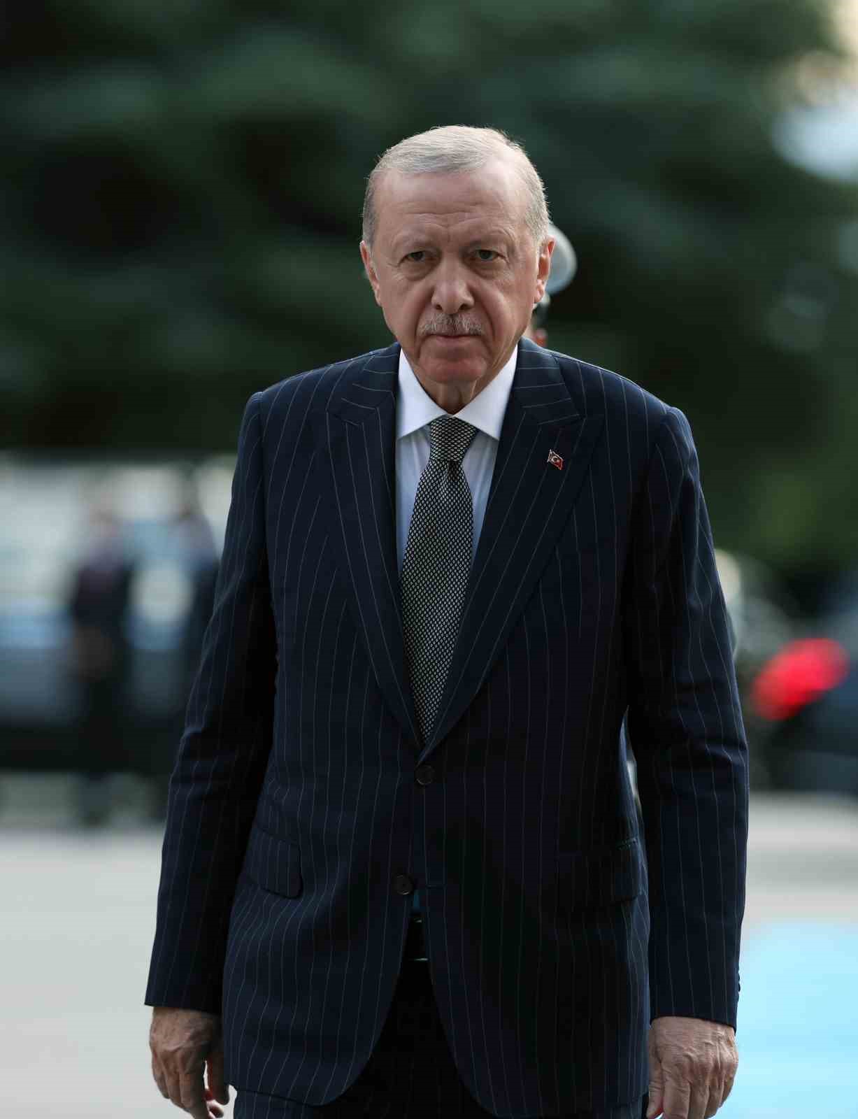 Cumhurbaşkanı Erdoğan: "Zor, hassas ve mesuliyeti fevkalade yüksek bir görevi icra eden emniyet teşkilatımızın talep ve beklentilerini asla göz ardı etmiyoruz"