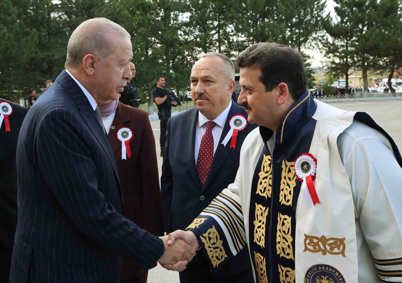 Cumhurbaşkanı Erdoğan: "Zor, hassas ve mesuliyeti fevkalade yüksek bir görevi icra eden emniyet teşkilatımızın talep ve beklentilerini asla göz ardı etmiyoruz"