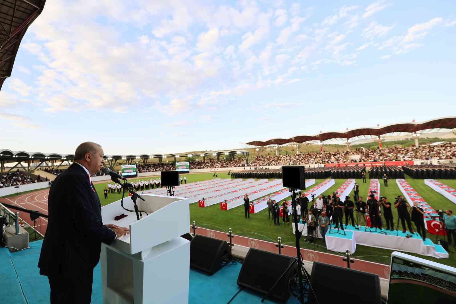 Cumhurbaşkanı Erdoğan: "Zor, hassas ve mesuliyeti fevkalade yüksek bir görevi icra eden emniyet teşkilatımızın talep ve beklentilerini asla göz ardı etmiyoruz"