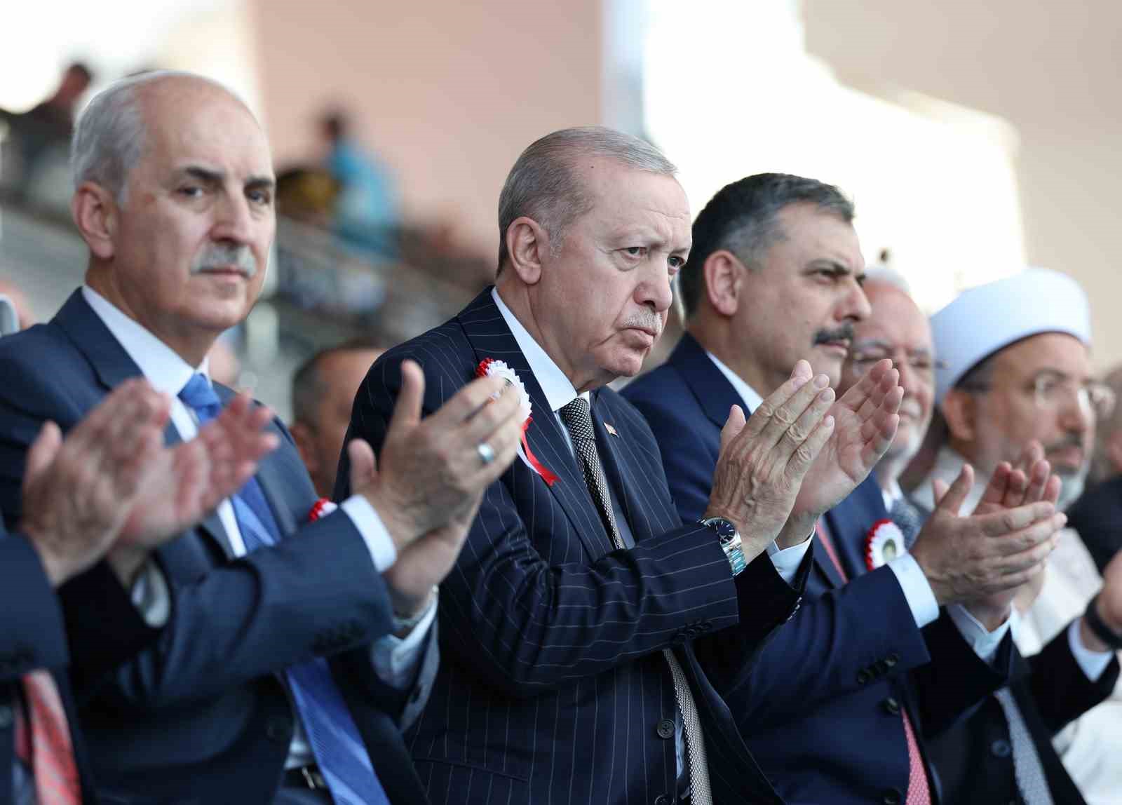 Cumhurbaşkanı Erdoğan: "Zor, hassas ve mesuliyeti fevkalade yüksek bir görevi icra eden emniyet teşkilatımızın talep ve beklentilerini asla göz ardı etmiyoruz"