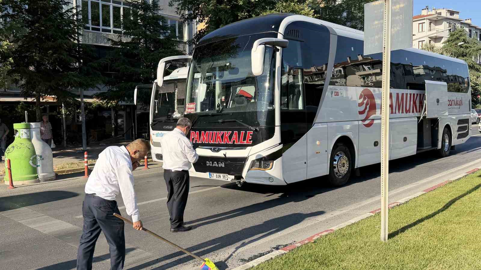 Lüleburgaz’da yaya geçidinde yavaşlayan otomobile yolcu otobüsü çarptı