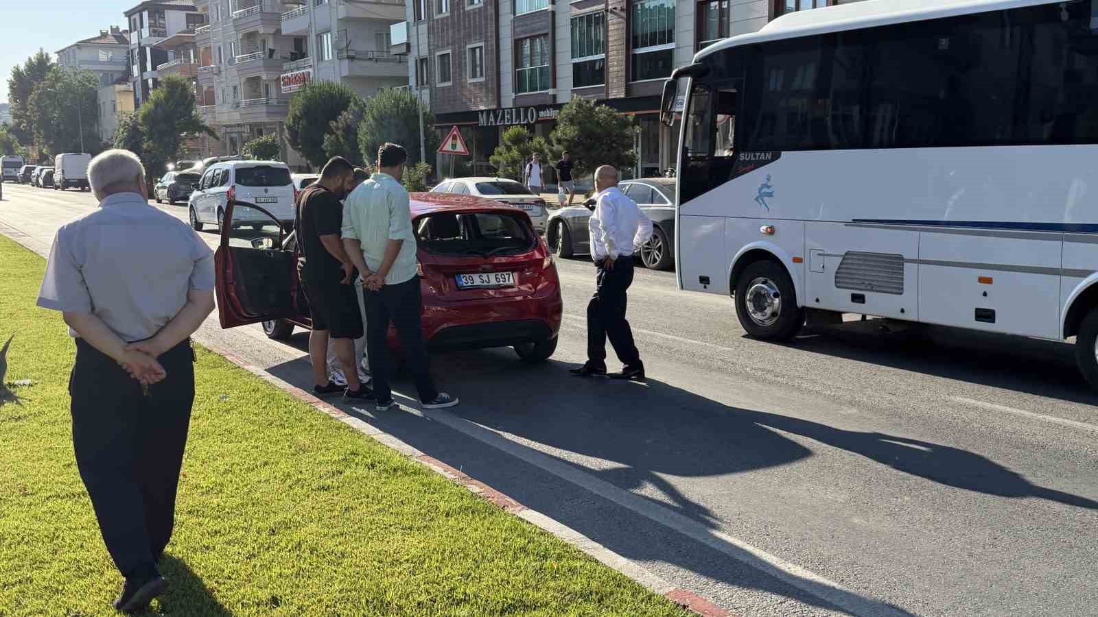 Lüleburgaz’da yaya geçidinde yavaşlayan otomobile yolcu otobüsü çarptı