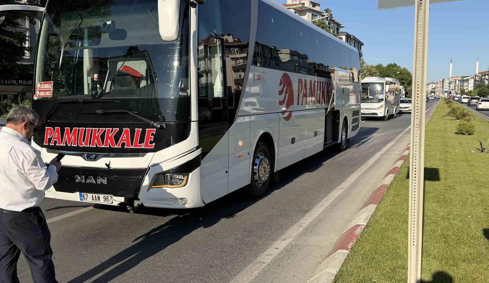 Lüleburgaz’da yaya geçidinde yavaşlayan otomobile yolcu otobüsü çarptı