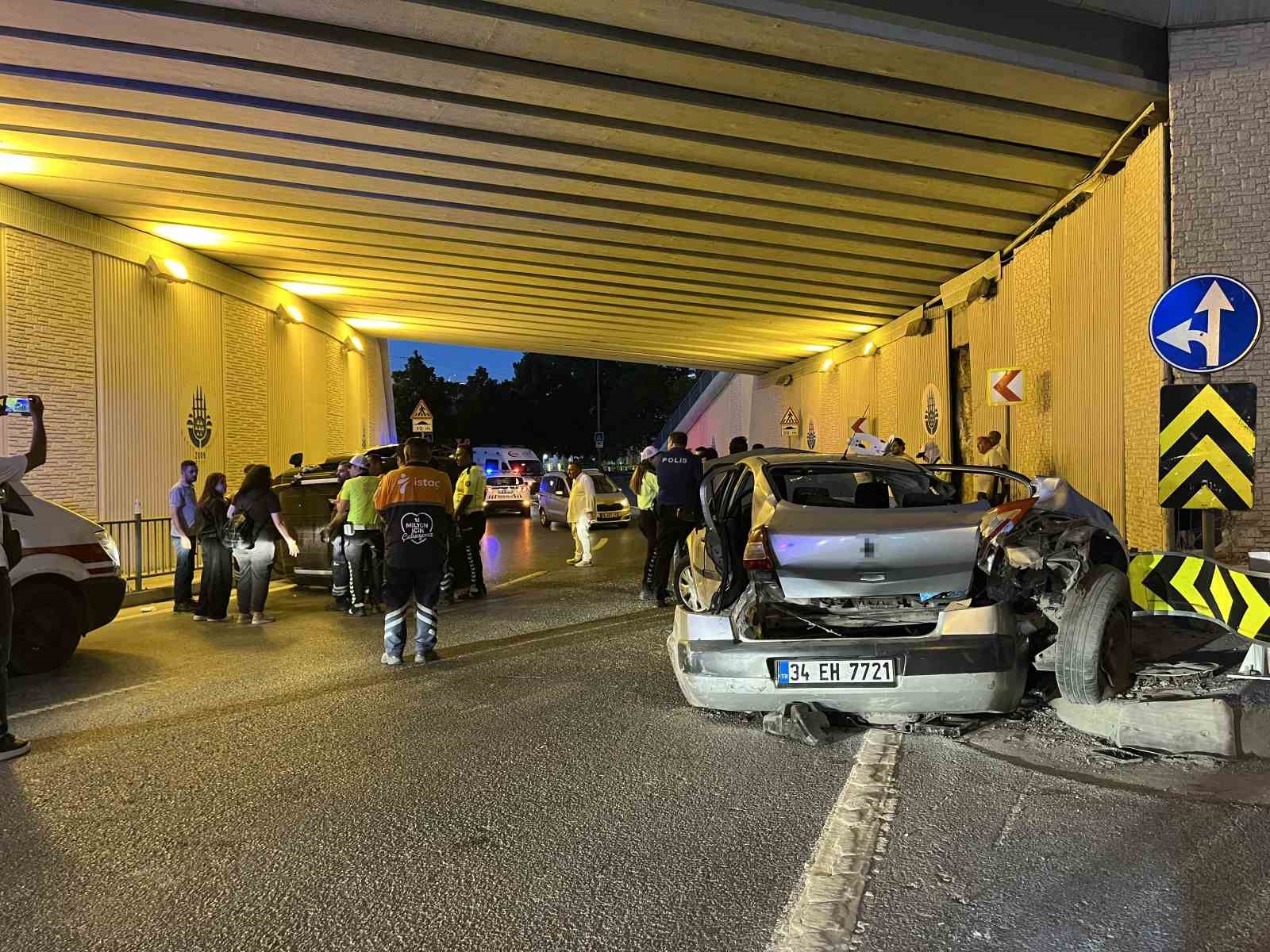 Bakırköy’de hafif ticari araç ile otomobil çarpıştı: 5 yaralı