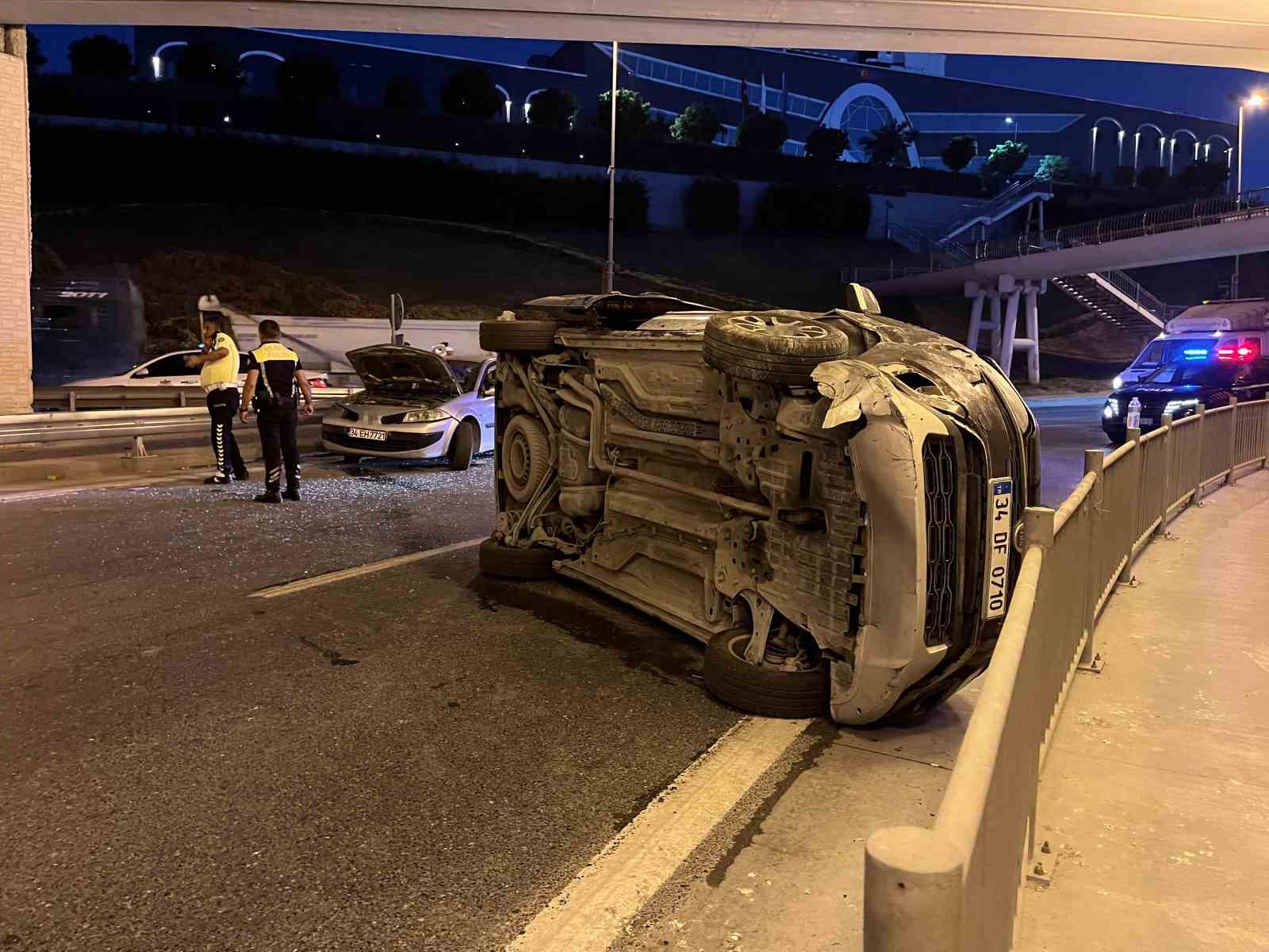 Bakırköy’de hafif ticari araç ile otomobil çarpıştı: 5 yaralı