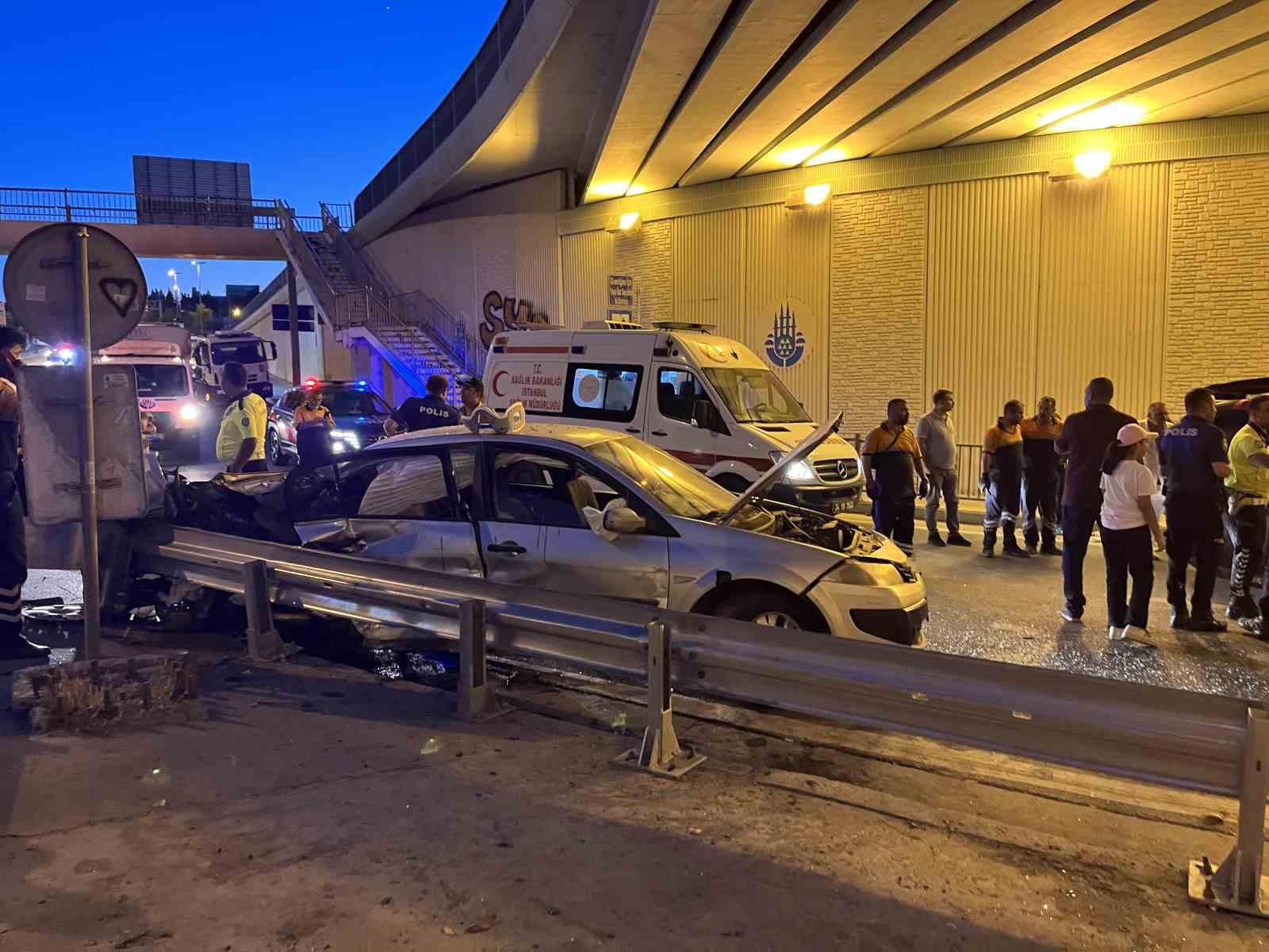 Bakırköy’de hafif ticari araç ile otomobil çarpıştı: 5 yaralı