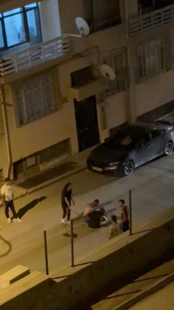 Elazığ’da iki kadın ile bir şahsın sokak ortasındaki kavgası kamerada