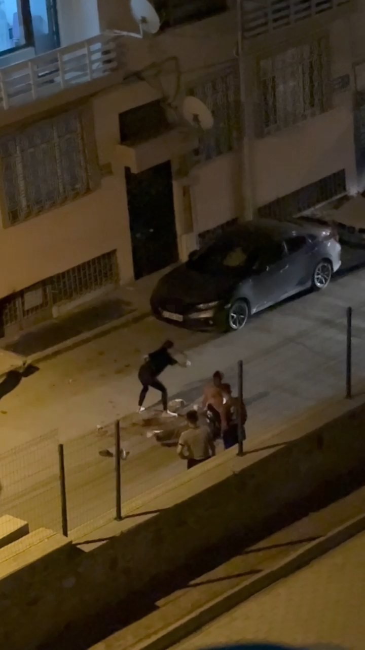 Elazığ’da iki kadın ile bir şahsın sokak ortasındaki kavgası kamerada