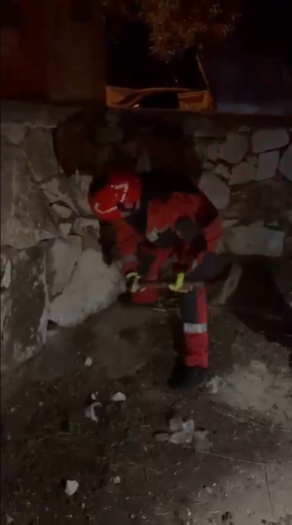 Duvara sıkışan kediyi itfaiye kurtardı