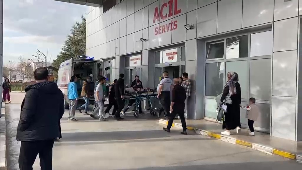 İskeleden düşen 2 işçi yaralandı