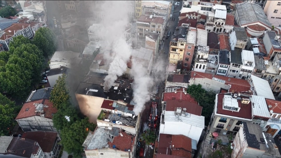 Fatih’te 5 katlı iş hanında yangın: 1 kişi kurtarıldı