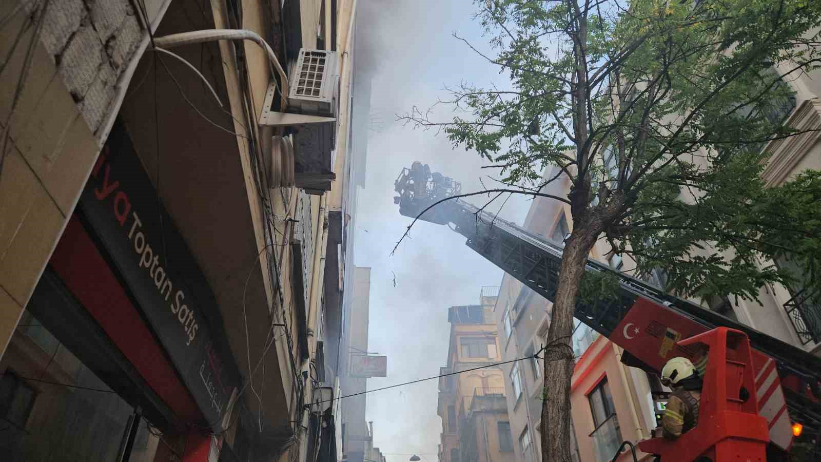 Fatih’te 5 katlı iş hanında yangın: 1 kişi kurtarıldı