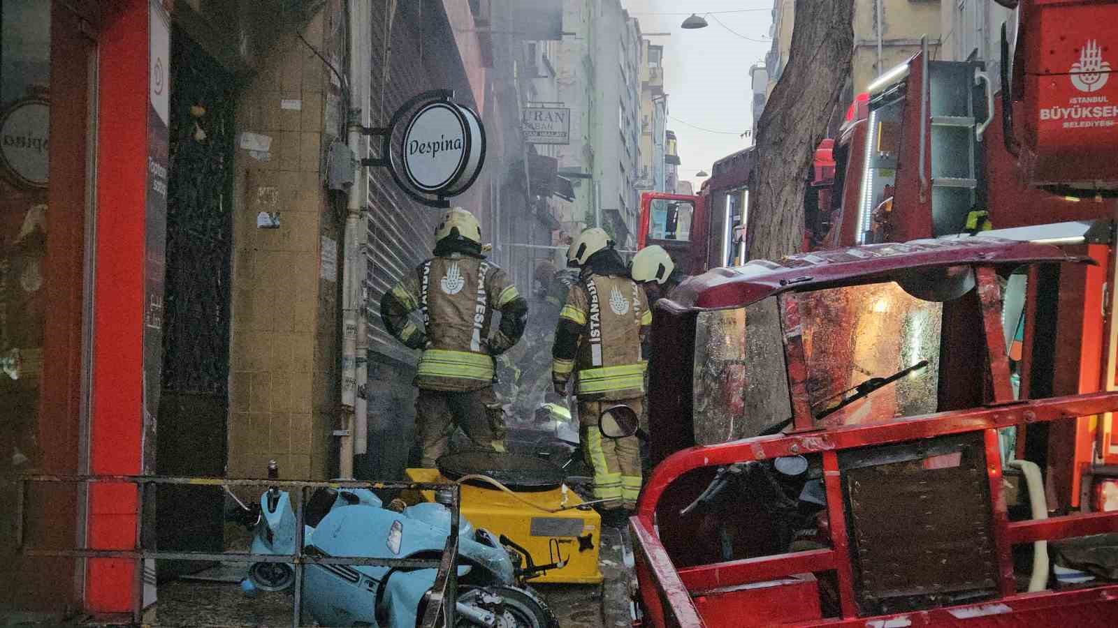 Fatih’te 5 katlı iş hanında yangın: 1 kişi kurtarıldı
