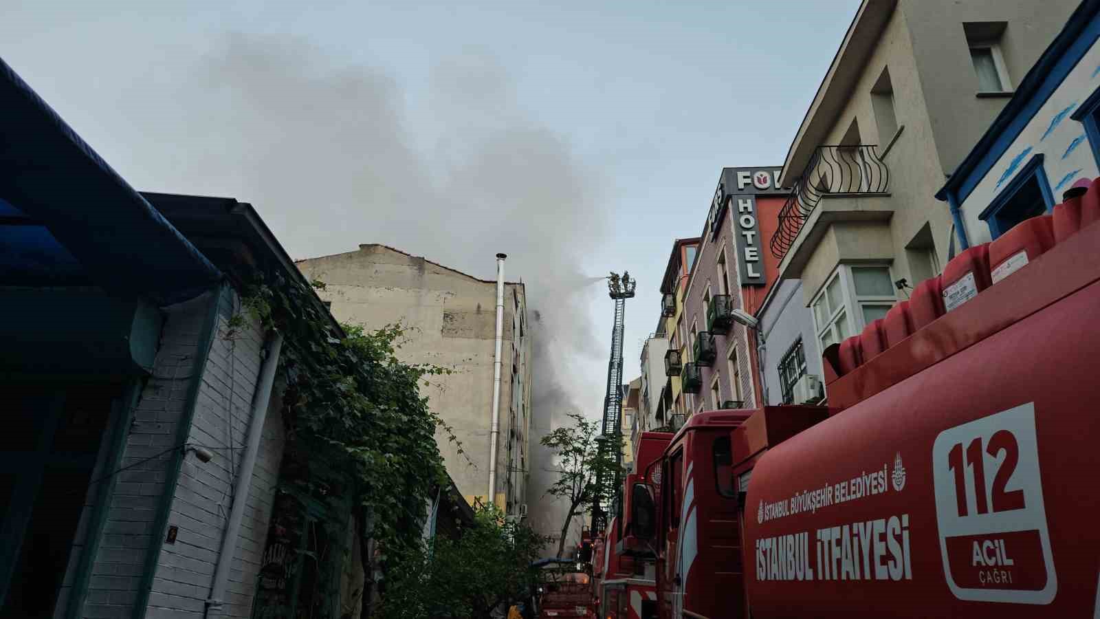 Fatih’te 5 katlı iş hanında yangın: 1 kişi kurtarıldı