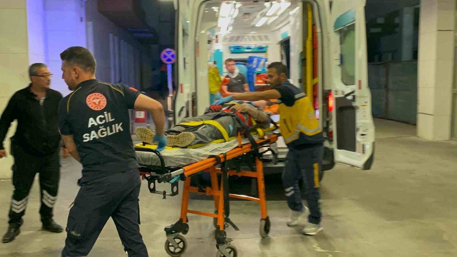 Hafif ticari aracın çarptığı belediye işçisi ağır yaralandı