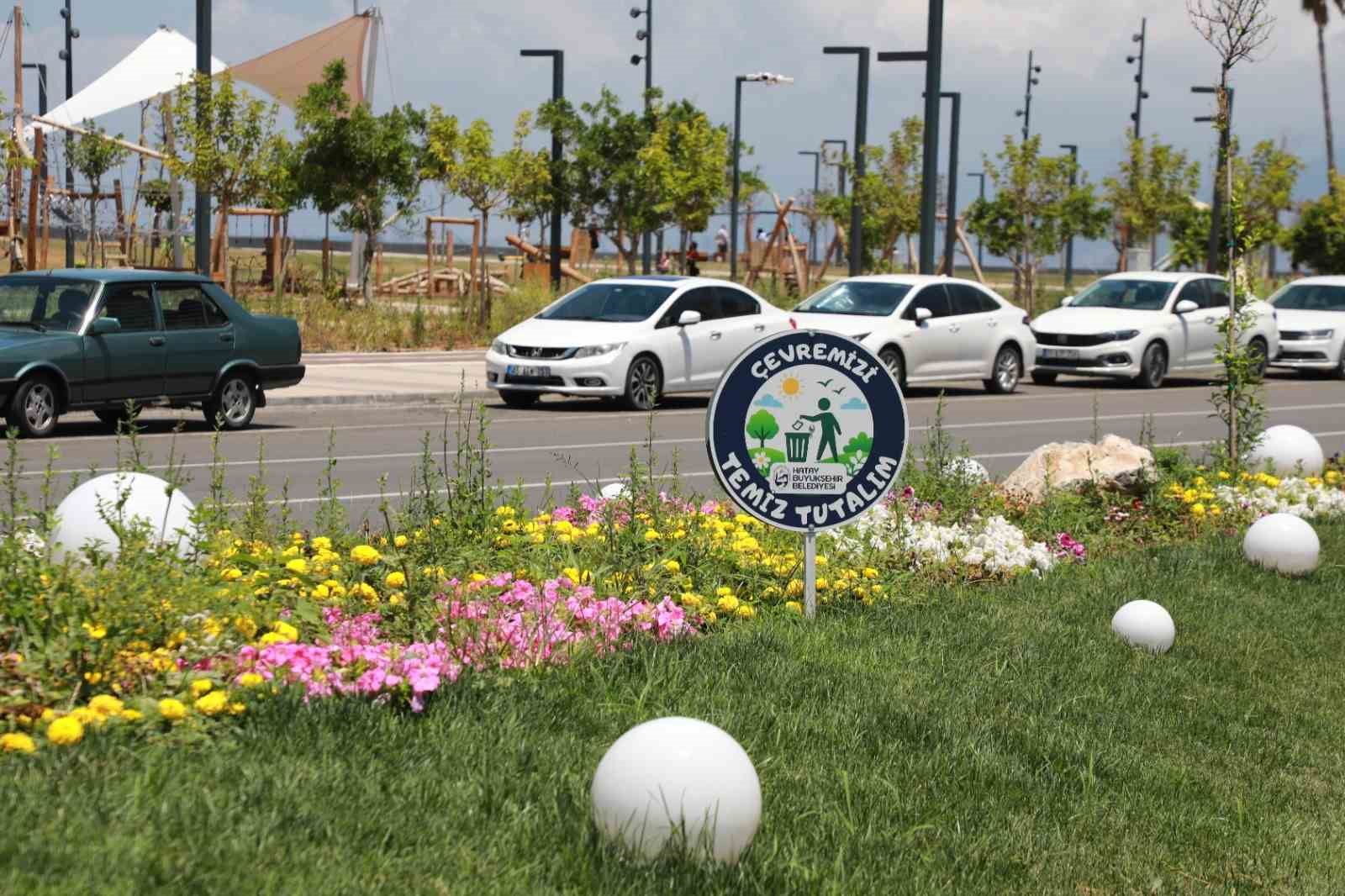 İskenderun sahili renkli çiçeklerle süslendi.